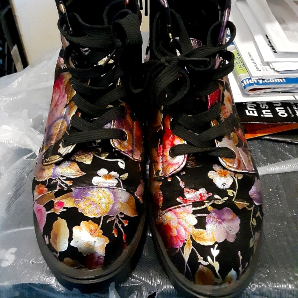 Boots - Picture 5 of 9